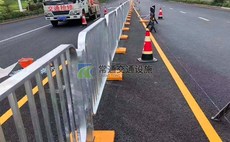 道路中心隔離市政護(hù)欄安裝現(xiàn)場